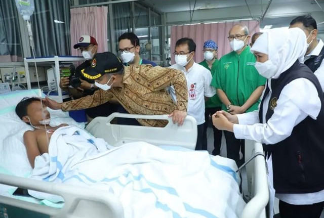Gubernur Jatim Khofifah Indar Parawansa mendampingi Menko PMK Muhadjir Effendy mengunjungi pasien korban insiden ambrolnya wahana Waterpark KenPark, yang dirawat di RSUD Dr Soetomo Minggu (8/5). Sumber foto: IG Khofifah Indar Parawansa