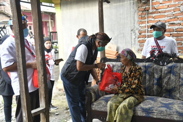 Relawan Sahabat Ganjar bagikan sembako di Kab Gresik, Kota Kediri, dan Kota Pasuruan.  Foto: Dok. Sahabat Ganjar