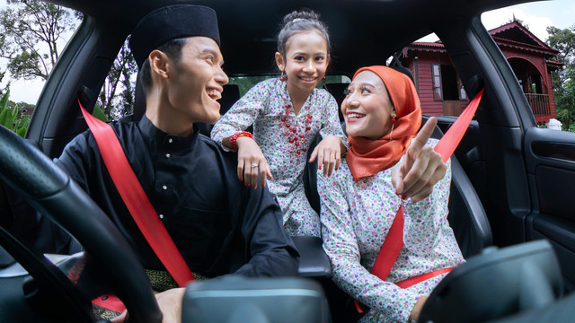 Ilustrasi keluarga mudik. Foto: abdul hafiz ab hamid/Shutterstock