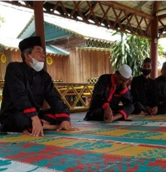 SUASANA pemberian sanksi adat oleh Suku Sakai Bathin Sobanga kepada Jikalahari, Jumat (154/2022). 