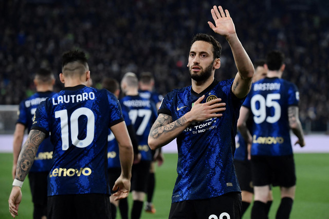 Selebrasi pemain Inter Milan Hakan Calhanoglu usai mencetak gol ke gawang Juventus pada pertandingan lanjutan Liga Italia di Allianz Stadium, Turin, Italia. Foto: Filippo MONTEFORTE / AFP