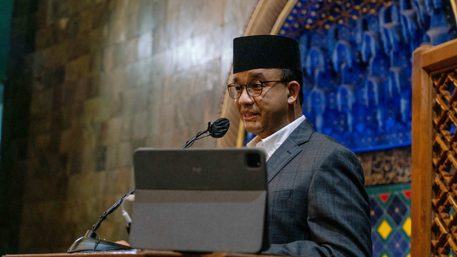 Gubernur DKI Jakarta Anies Baswedan mengisi ceramah salat tarawih di Masjid Kampus UGM, Sleman, DI Yogyakarta, Kamis (7/4/2022). Foto: Hendra Nurdiyansyah/ANTARA FOTO