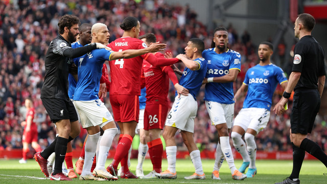 Pemain Liverpool Andrew Robertson bentrok dengan pemain Everton Allan saat Virgil van Dijk dan Richarlison mengintervensi di Stadion Anfield, Liverpool, Inggris, Minggu (24/4/2022). Foto: Phil Noble/REUTERS