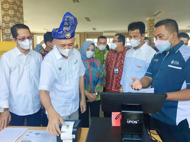 Menteri Koperasi dan UKM Teten Masduki meninjau produk UMKM TDA. dok