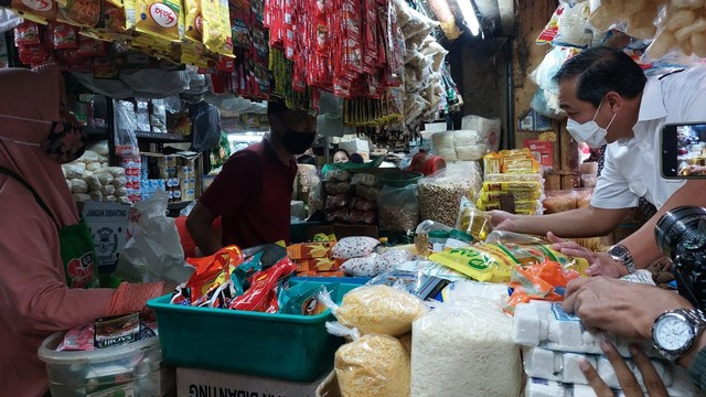 Menteri Perdagangan Muhammad Lutfi meninjau minyak goreng curah di Pasar Kebayoran Lama, Rabu (9/3/2022). Foto: Kemendag RI
