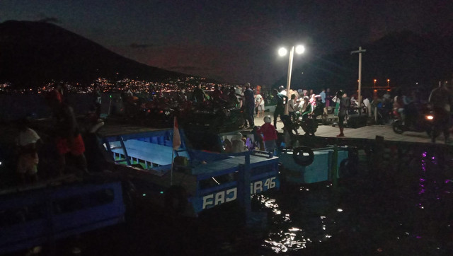 Aktivitas penyeberangan menggunakan motor kayu rute Kota Tidore Kepulauan-Kota Ternate berlangsung hingga malam hari. Foto: Nurkholis Lamaau/cermat