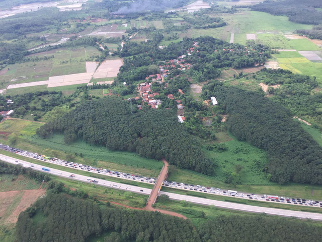 Kepadatan di Tol Cipali pada Kamis siang (28/4). Foto: Muhammad Darisman/kumparan