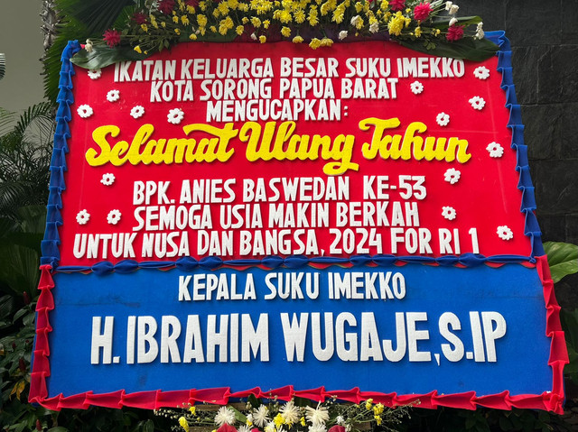 Karangan bunga untuk Gubernur DKI Jakarta Anies Baswedan berisi doa agar Anies menjadi presiden di Pendopo Balai Kota DKI Jakarta pada Senin (9/5/2022). Foto: Haya Syahira/kumparan
