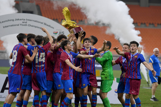 Selebrasi pemain Barcelona U-18 usai menjadi juara International Youth Championship (IYC) 2021 mengalahkan Atletico Madrid U-18 di Jakarta International Stadium, Jakarta, Selasa (19/4/2022). Foto: Hafidz Mubarak A/ANTARA FOTO
