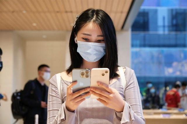 Ilustrasi cara hapus data aplikasi di iPhone. Foto: Apple