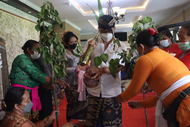 Upacara pernikahan secara adat Bali di lobi Polresta Denpasar, Bali - IST