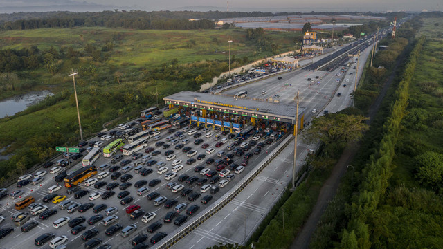 Kendaraan pemudik antre memasuki Gerbang Tol Cikampek Utama di Karawang, Jawa Barat, Jumat (6/5/2022). Foto: ANTARA FOTO/Aprillio Akbar