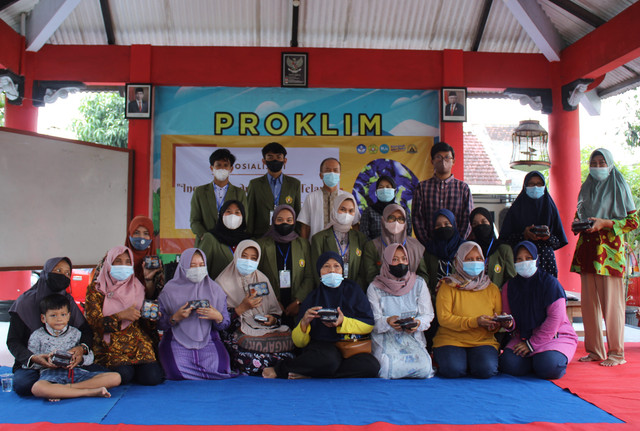 Kelompok 148 bersama warga RW 07 dalam acara sosialisasi (https://www.instagram.com/kknt148upnvjt/)