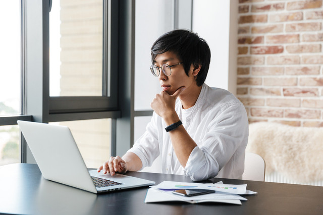 Ilustrasi laki-laki bekerja dengan serius. Foto: Shutterstock