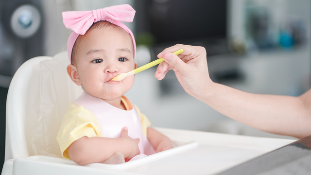 Ilustrasi MPASI atau makanan bayi untuk bayi. Foto: ABWitzPix089/Shutterstock