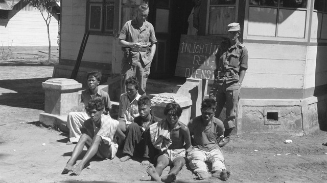 Sekelompok pejuang Republik Indonesia yang akan diinterogasi oleh Kelompok Intelijen dan Keamanan di Sidikalang, Sumatera Barat Laut, awal tahun 1949. Foto: Arsip Nasional/Handout via REUTERS