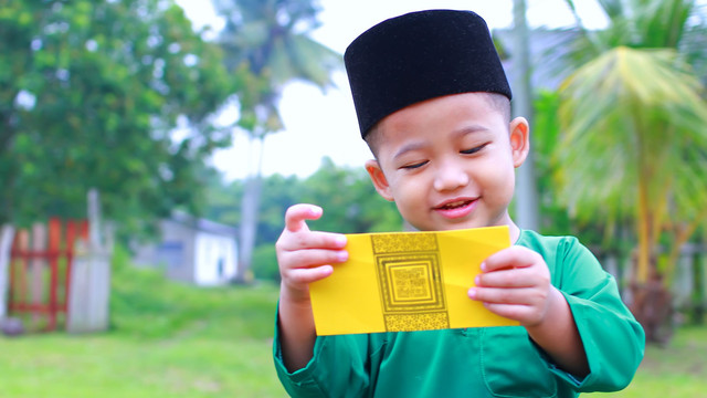 Ilustrasi anak dapat THR atau uang Lebaran. Foto: Firdaus Khaled/Shutterstock