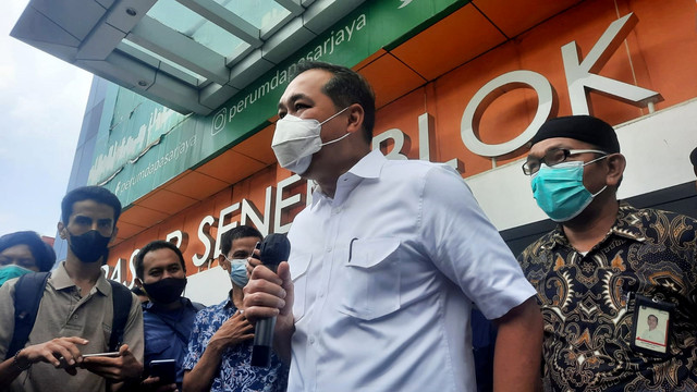 Menteri Perdagangan Muhammad Lutfi saat kunjungan ke Pasar Senen, Jakarta, Kamis (17/3/2022). Foto: Ave Airiza Gunanto/kumparan
