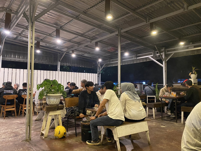 Suasana salah satu kafe di Bukittinggi, Sumatera Barat setelah babuko basamo (Miranda Pratiwi)