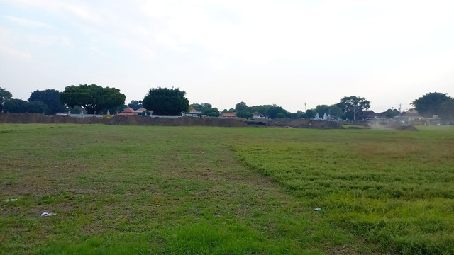 Suasana penggantian material pasir di Alun-alun Utara Yogyakarta oleh Kraton Yogyakarta.
 Foto: Arfiansyah Panji Purnandaru/kumparan