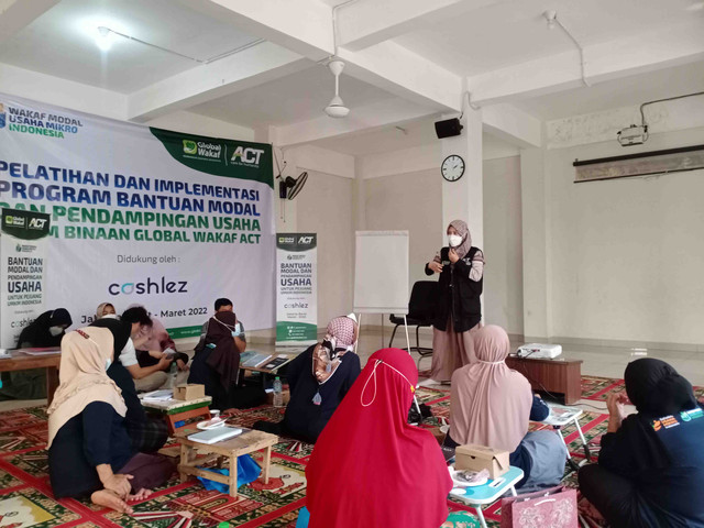 Tim ACT sedang memberikan pelatihan dan pendampingan kepada pelaku usaha UMKM di Tambora dan sekitarnya, Selasa (1/3). 