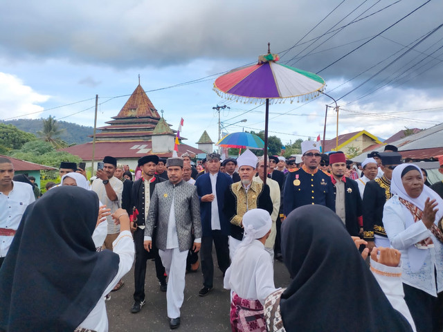 Sultan Tidore Husain Sjah dan Sultan Ternate Hidayatullah Sjah, saat menghadiri hari jadi ke-528 Kampung Igobula di Galela Selatan, Halmahera Utara. Foto: Istimewa