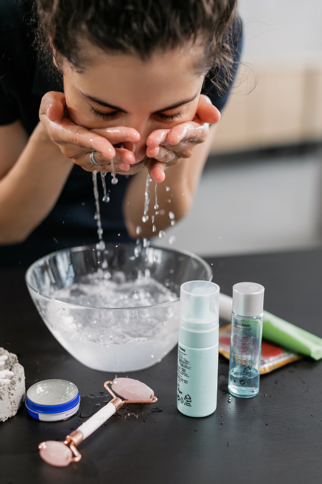 Face Wash yang mengandung niacinamide, Foto : Pexels/Alena Darmel