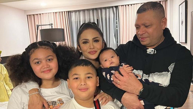 Lebaran KD bersama cucu pertama di Singapura. Foto: Instagram.com/krisdayantilemos