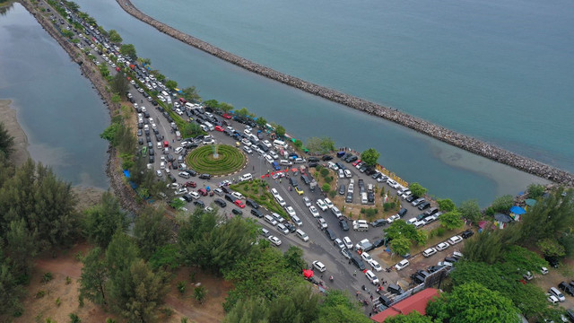 Kendaraan wisatawan yang hendak menuju ke Sabang. Foto: Teuku Aufaq untuk acehkini