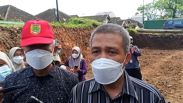 Kepala BPCB Jateng, Sukronedi, di lokasi pengerukan lahan bekas Keraton Kartasura, Sukoharjo, Sabtu (23/04/2022). FOTO: Agung Santoso