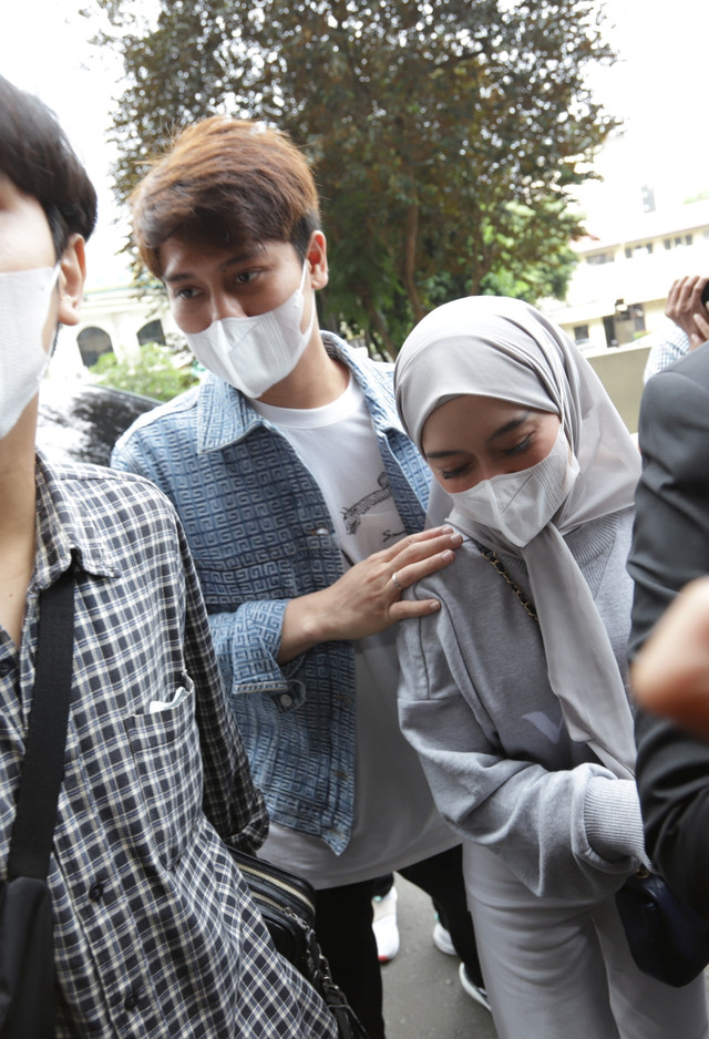 Pasangan artis Rizky Billar dan Lesti Kejora saat memenuhi panggilan terkait kasus DNA Pro di Bareskrim Mabes Polri, Jakarta, Rabu (20/4/2022). Foto: Agus Apriyanto