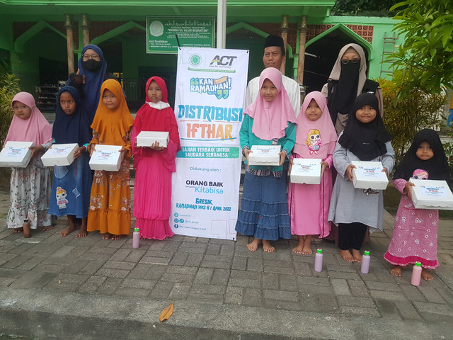 Bersama Adik-adik Santri Ponpes Manbaul Ulum Gresik (Dok. Pribadi)