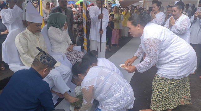 Sultan Ternate, Hidayatullah Sjah bersama Boki atau permaisuri saat mengikuti ritual Joko Kaha dalam prosesi Doru Gam atau menyapa rakyat di Afe Taduma, Pulau Ternate. Foto: Istimewa