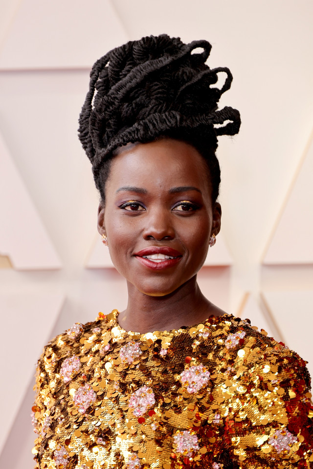 Lupita Nyong'o di red carpet Oscar 2022 di Dolby Theater, Hollywood, California, pada Minggu (27/03/2022). Foto: Momodu Mansaray/Getty Images