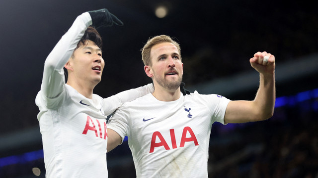 Pemain Tottenham Hotspur Harry Kane berselebrasi bersama Son Heung-min usai mencetak gol kedua mereka saat hadapi Manchester City di Stadion Etihad, Manchester, Inggris, Sabtu (19/2/2022). Foto: Action Images via Reuters/Carl Recine