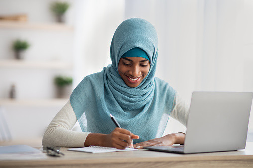 Ilustrasi mempelajari soal UTS PAI kelas 10 semester 2. Foto. dok. Prostock-Studio (Unsplash.com)