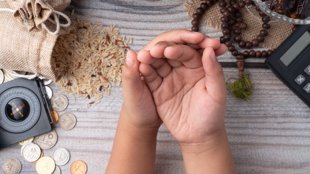 Ilustrasi sedekah. Foto: Shutterstock