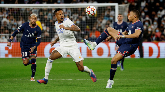 Pemain Paris St Germain Kylian Mbappe duel dengan pemain Real Madrid Eder Militao saat pertandingan Liga Champions di Santiago Bernabeu, Madrid, Spanyol. Foto: Susana Vera/Reuters