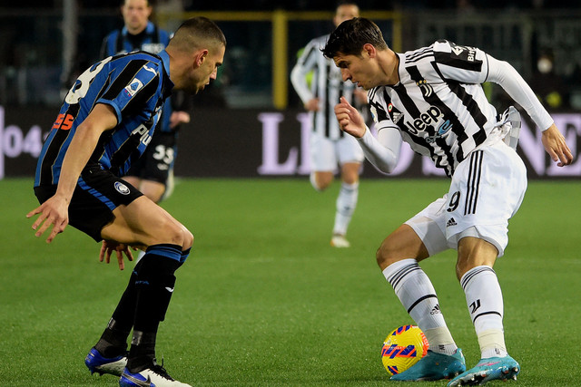 Pemain Juventus Alvaro Morata berusaha melewati pemain Atalanta pada pertandingan lanjutan Liga Italia di Stadio Atleti Azzurri, Bergamo, Italia. Foto: Andreas SOLARO / AFP