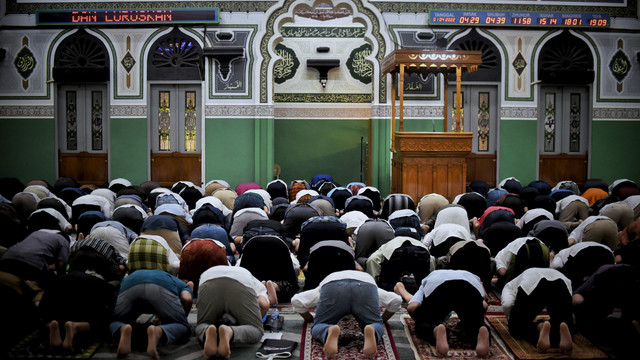 Para umat muslim melakukan salat tarawih di Masjid Al-Azhar, Jakarta, Jumat (1/4/2022). Foto: Jamal Ramadhan/kumparan