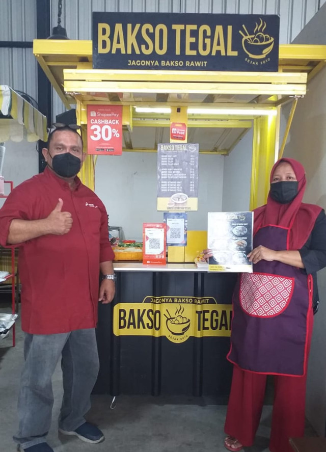 Foto : Pak Chris bersama karyawannya di salah satu cabang baksonya