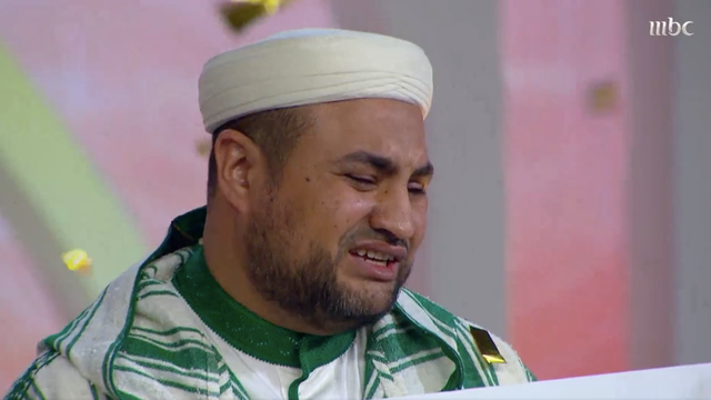Younes Mustafa Gharbi dari Maroko menangis saat diumumkan menjadi juara 1 kompetisi membaca Al-Quran 'Otr Elkalam' yang digelar GEA Arab Saudi. Foto: Twitter/@MBC24News