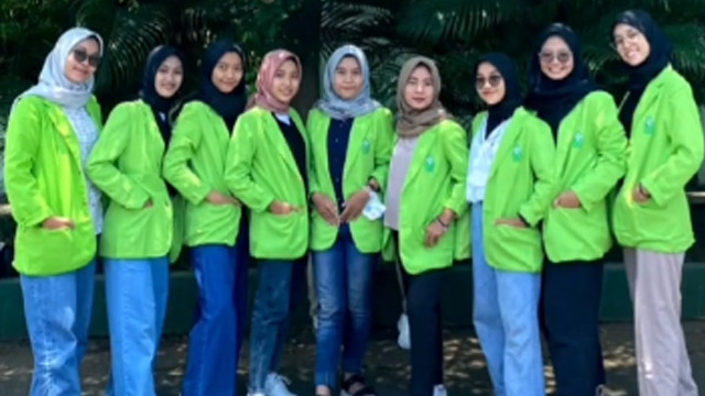 Jaket kuliah hijau banget. (Foto: @bungawardanii/TikTok)
