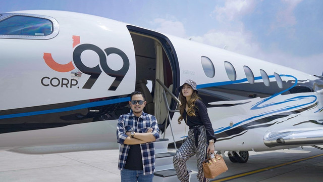 Juragan 99 dan istri di depan jet pribadi. Foto: Instagram/@shandypurnamasari