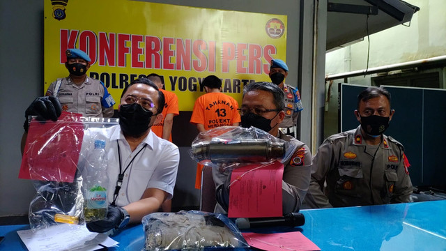 Polisi menunjukkan barang bukti kasus bakar teman di Mergangsan, Kota Yogyakarta, Selasa (26/4). Foto: Arfiansyah Panji Purnandaru/kumparan