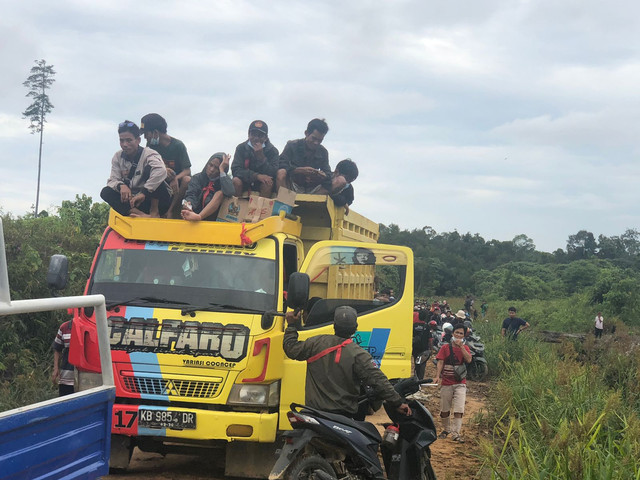 Ratusan warga turun langsung mengawal pengecekan lahan yang diduga diserobot perusahaan sawit. Foto: Yusrizal/Hi!Pontianak