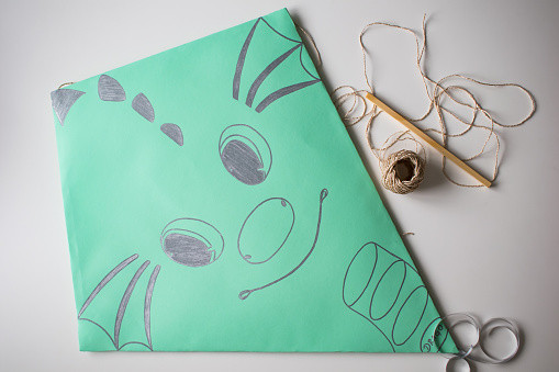 Ilustrasi cara membuat layang-layang. Foto. dok. Alex LM (Unsplash.com)