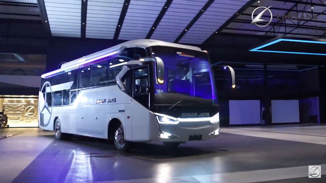 Karoseri Laksana meluncurkan produk terbaru Legacy SR2 Suite Combi secara virtual di Ungaran, Jawa Tengah (19/4/2022). Foto: YouTube/laksanabus