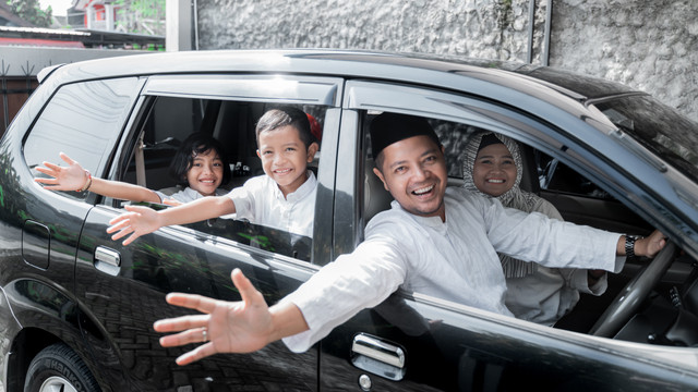 Ilustrasi keluarga mudik. Foto: Odua Images/Shutterstock