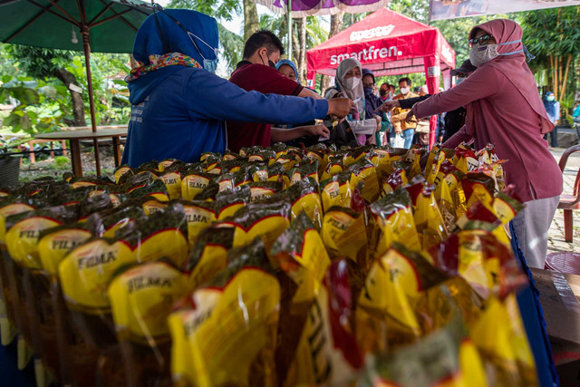 Petugas melayani warga membeli minyak goreng pada Bazaar Minyak Goreng Murah Asia Pulp & Paper (APP) Sinar Mas di Palembang, Sumatera Selatan, Rabu (20/4/2022).  Foto: Nova Wahyudi/ANTARA FOTO